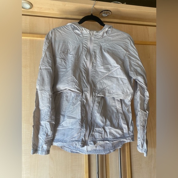 Lululemon Lightweight Hooded Packable Jacket Size Medium/ P2P 20 inches - Picture 2 of 13